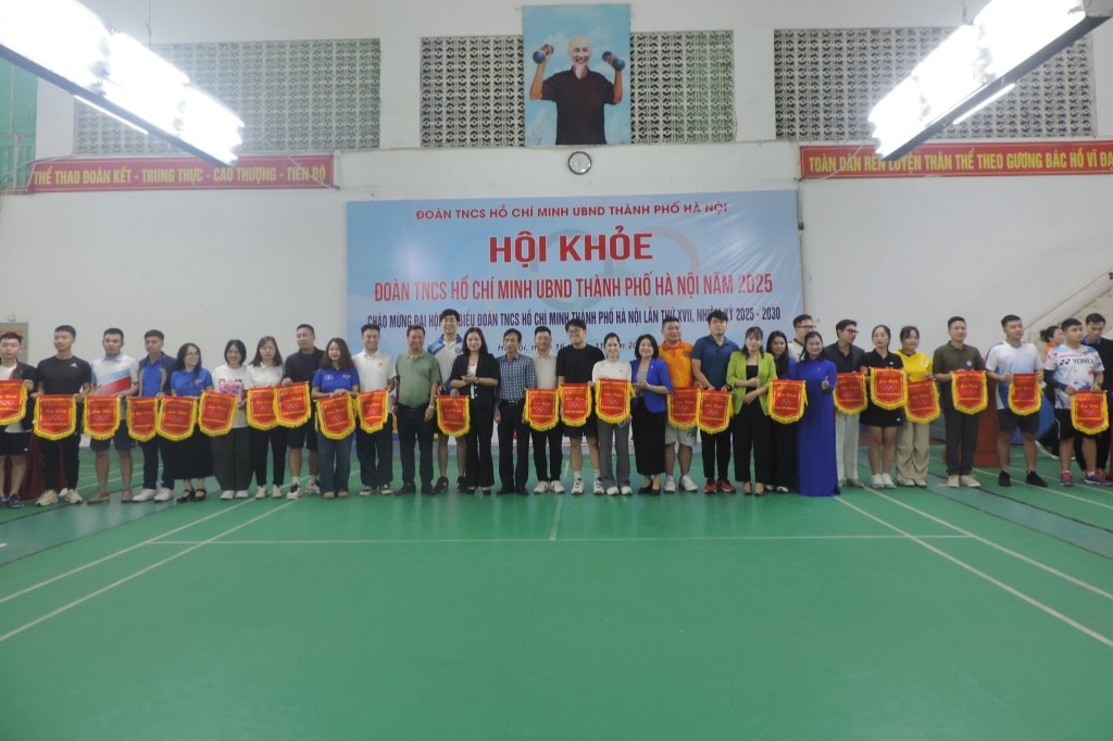 Các vị đại biểu trao tặng cờ lưu niệm đến các đoàn thể thao