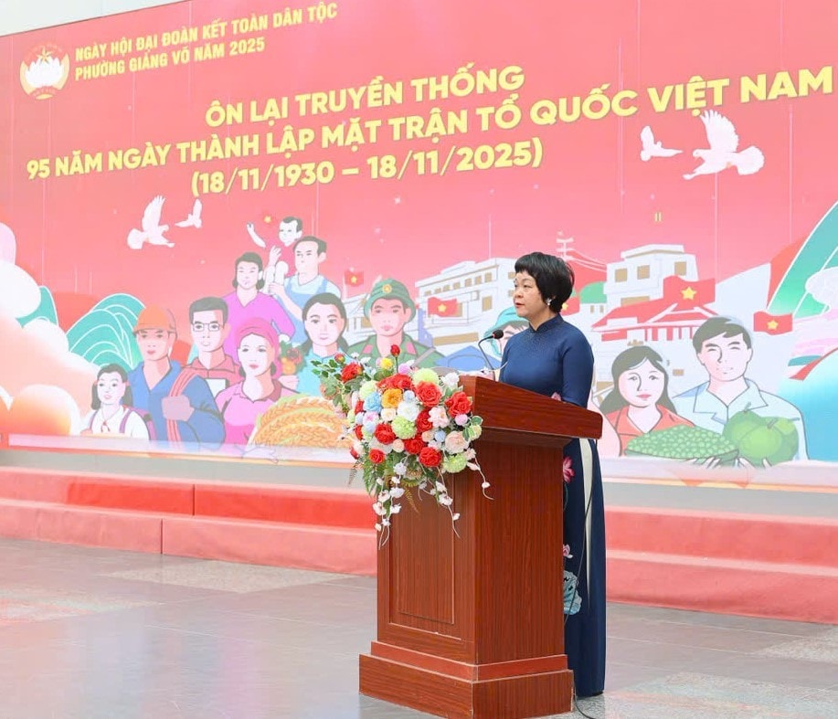 Đồng chí Trần Thị Tố Tâm, Ủy viên BTV, Chủ tịch Ủy ban MTTQ Việt Nam phường Giảng Võ phát biểu tại Ngày hội