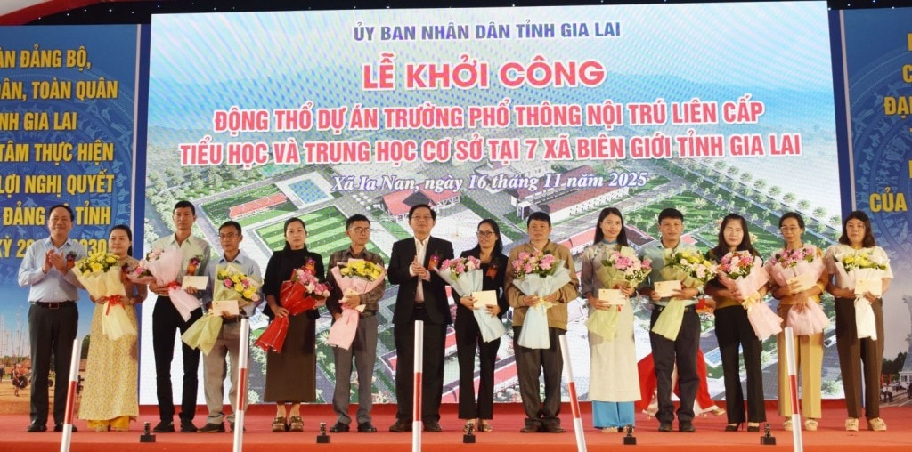 Phó Thủ tướng Hồ Quốc Dũng và Chủ tịch UBND tỉnh Phạm Anh Tuấn trao tặng các phần quà cho các thầy cô giáo