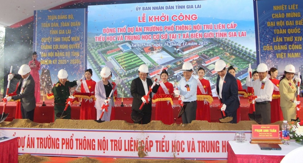 Đại biểu thực hiện nghi thức khởi công dự án Trường phổ thông nội trú liên cấp Tiểu học và THCS tại 7 xã biên giới