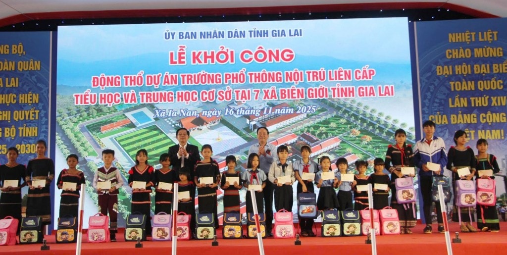 Phó Thủ tướng Hồ Quốc Dũng và Chủ tịch UBND tỉnh Phạm Anh Tuấn trao tặng các phần quà cho các em học sinh