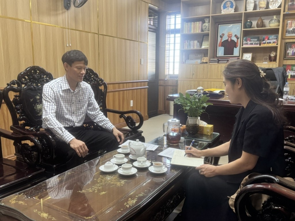 Phóng viên Báo Tuổi trẻ Thủ đô phỏng vấn đồng chí Nguyễn Văn Quang, Phó Bí thư Thường trực Đảng ủy xã An Lão