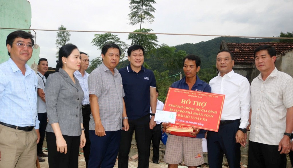Bí thư Tỉnh ủy Lương Nguyễn Minh Triết thăm hỏi, trao quà cho bà con; đồng thời mong muốn bà con nỗ lực vượt qua khó khăn, sớm dựng lại nhà cửa để ổn định cuộc sống và sản xuất (Ảnh: T.Loan)