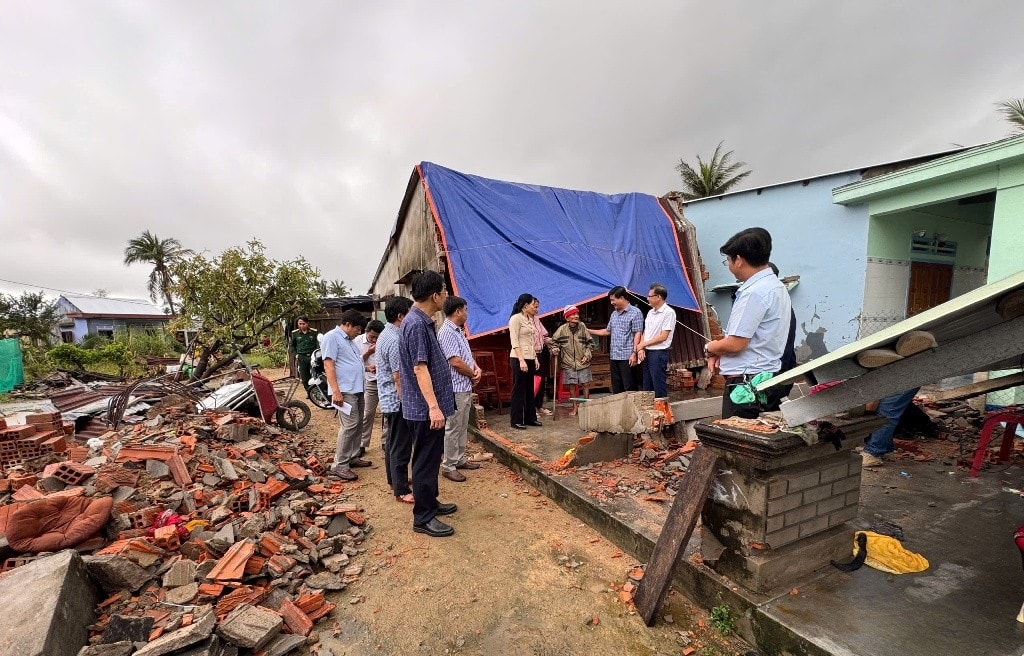 Bí thư Tỉnh ủy Lương Nguyễn Minh Triết cùng đoàn công tác thăm hỏi, động viên và trao quà cho các gia đình bị thiệt hại nặng tại xã Xuân Lộc (Ảnh: T.Loan)