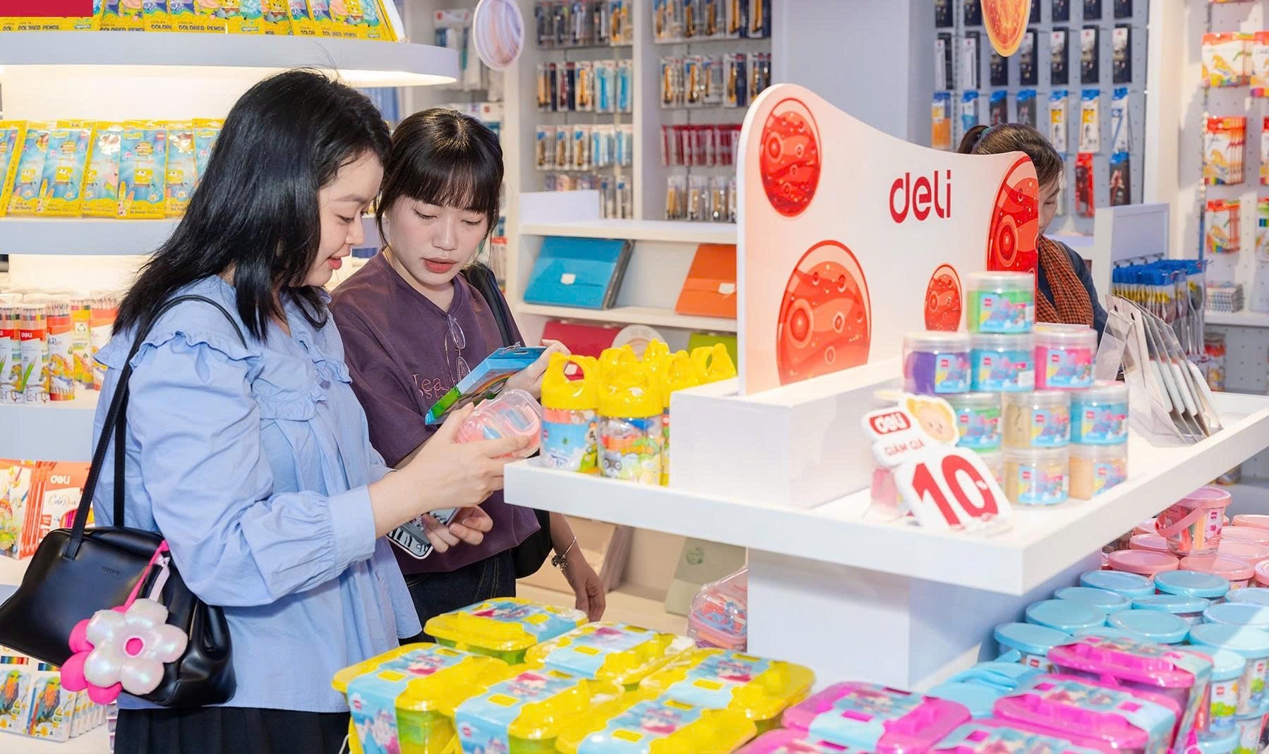 Người tiêu dùng tìm hiểu sản phẩm tại gian hàng. Ảnh: Phương Thảo