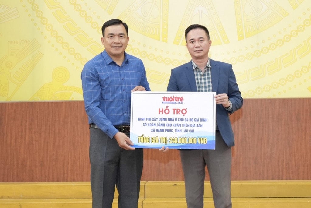 Nhà báo Ngô Vương Tuấn - Phó Tổng biên tập Báo Tuổi trẻ Thủ đô trao biểu trưng hỗ trợ cho 4 gia đình có hoàn cảnh khó khăn trên địa bàn xã Hạnh Phúc (tỉnh Lào Cai) cho đại diện Ủy ban MTTQ xã Hạnh Phúc