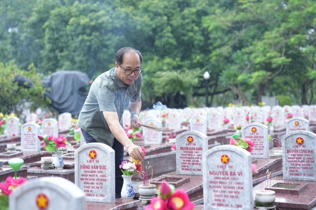 Nhà báo Nguyễn Mạnh Hưng, Tổng Biên tập Báo Tuổi trẻ Thủ đô thắp hương tại các phần mộ Anh hùng liệt sĩ