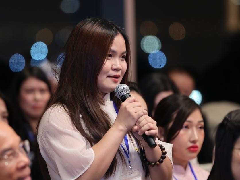 Đại diện cộng đồng người Việt tại Kuwait bày tỏ vui mừng và rất đỗi tự hào được đón Thủ tướng Chính phủ và Phu nhân - Ảnh: VGP/Nhật Bắc