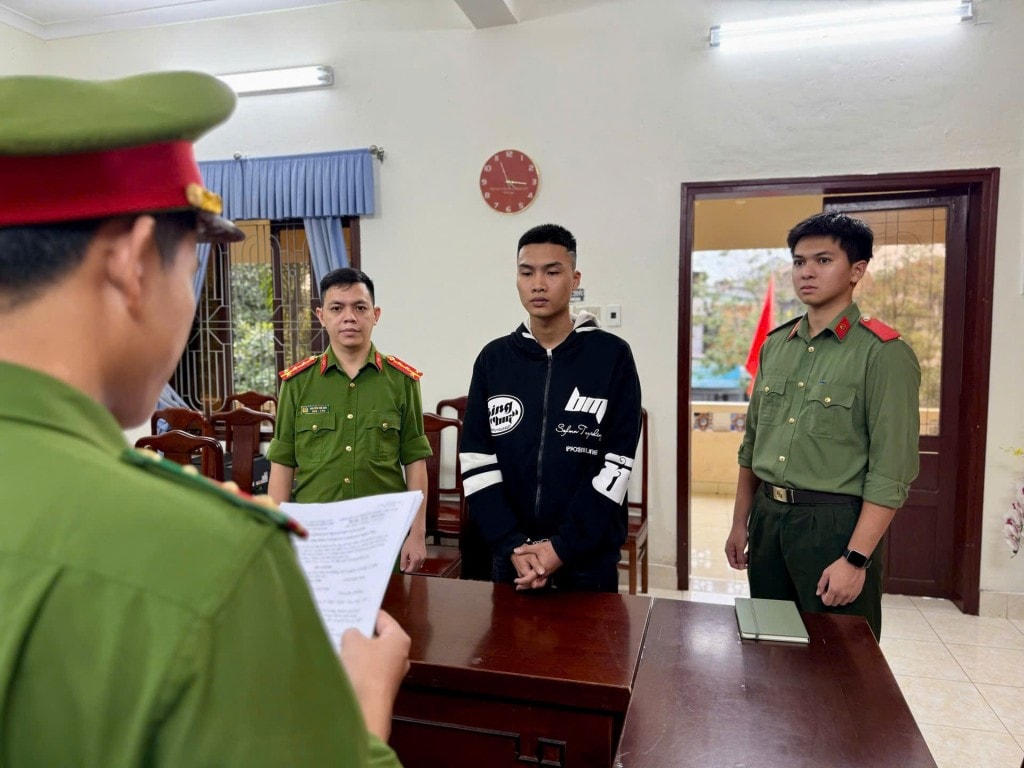 Cơ quan công an tống đạt quyết định khởi tố vụ án, khởi tố bị can đối với Hồ Thúc Minh Tiến về hành vi “Vi phạm quy định về tham gia giao thông đường bộ” (Ảnh: CA)