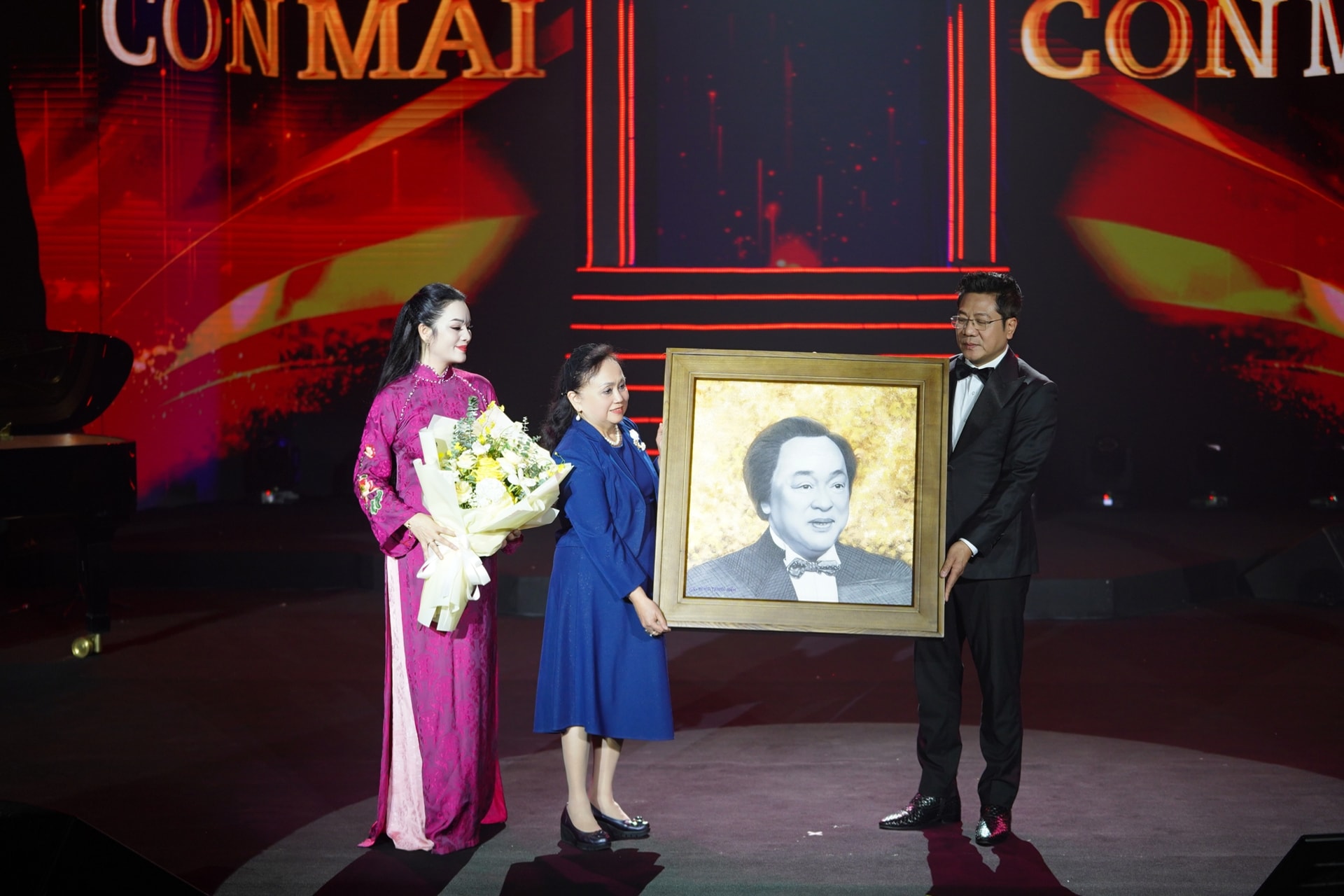 Die Fakultät für Musik überreicht der Familie des Volkskünstlers Trung Kien ein Porträt.jpg