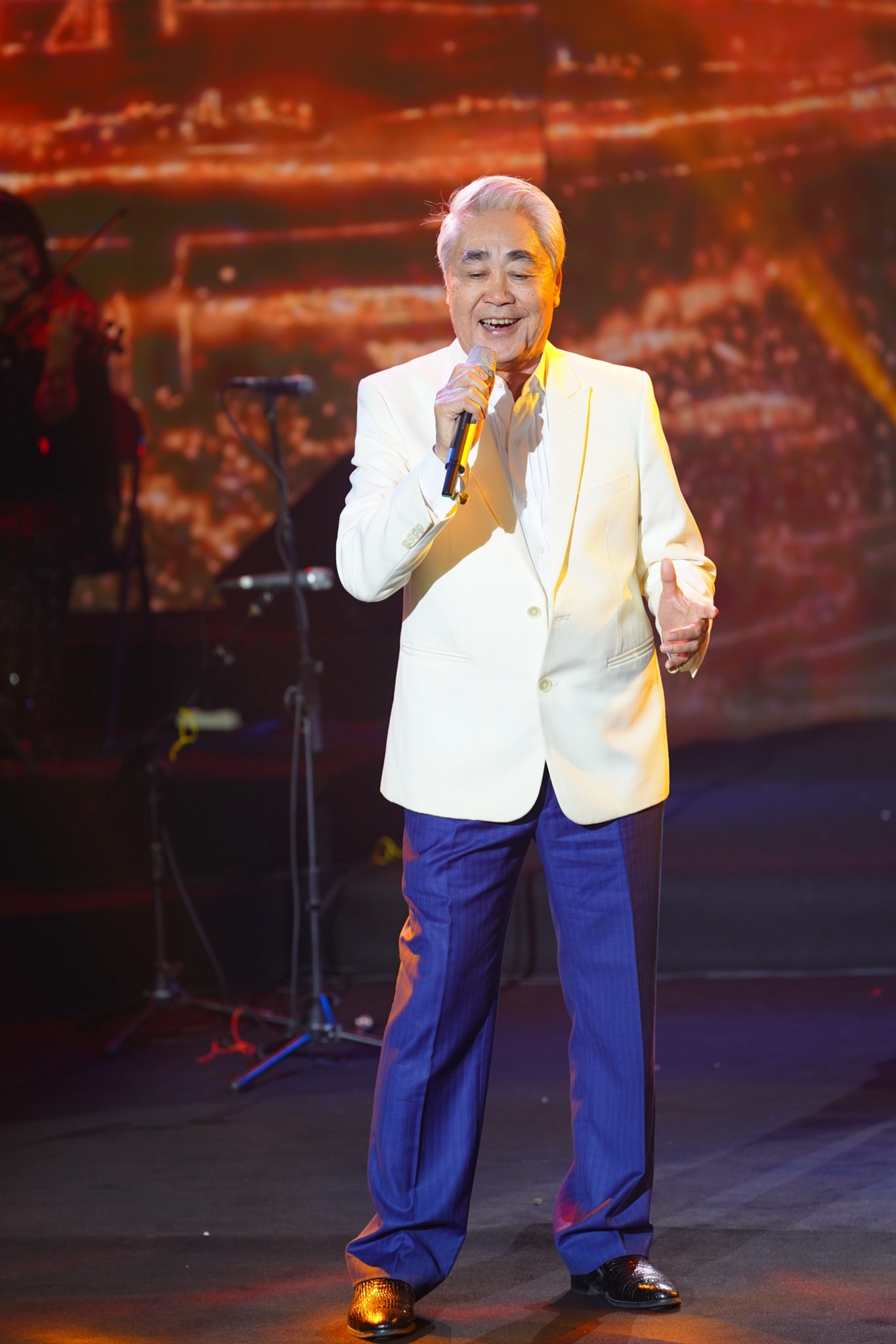 Der Volkskünstler Quang Tho tritt auf. Foto: Organisationskomitee