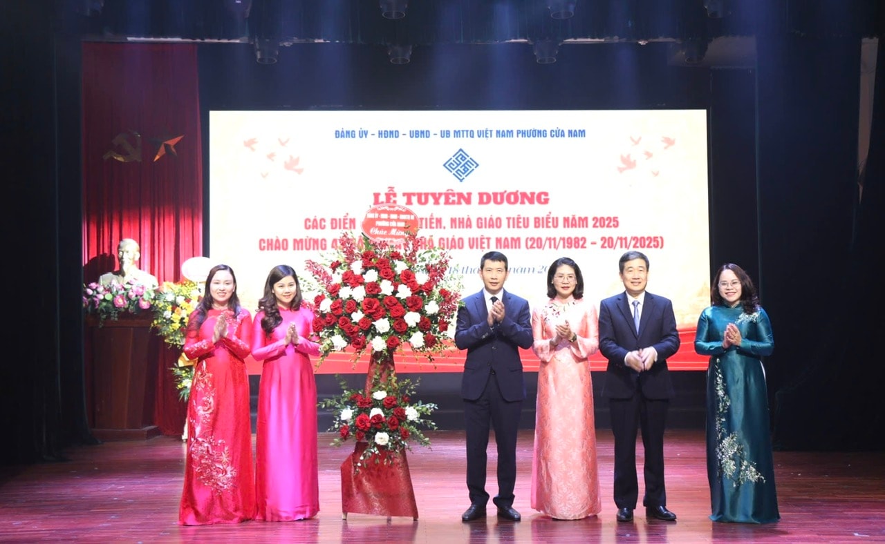 Lãnh đạo phường Cửa Nam chúc mừng thành tích của ngành Giáo dục và Đào tạo phường. Ảnh: Lê Nguyễn