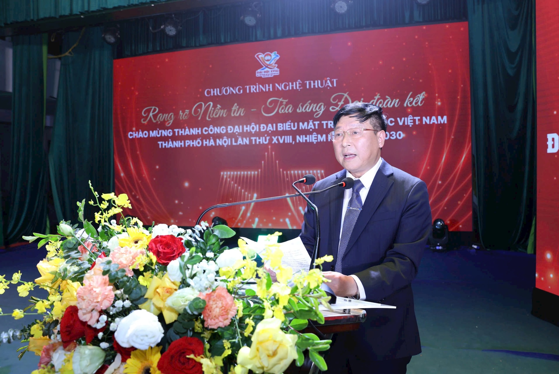 Phó Chủ tịch Thường trực Ủy ban MTTQ Việt Nam thành phố Hà Nội Phạm Anh Tuấn phát biểu tại chương trình nghệ thuật. Ảnh: PV