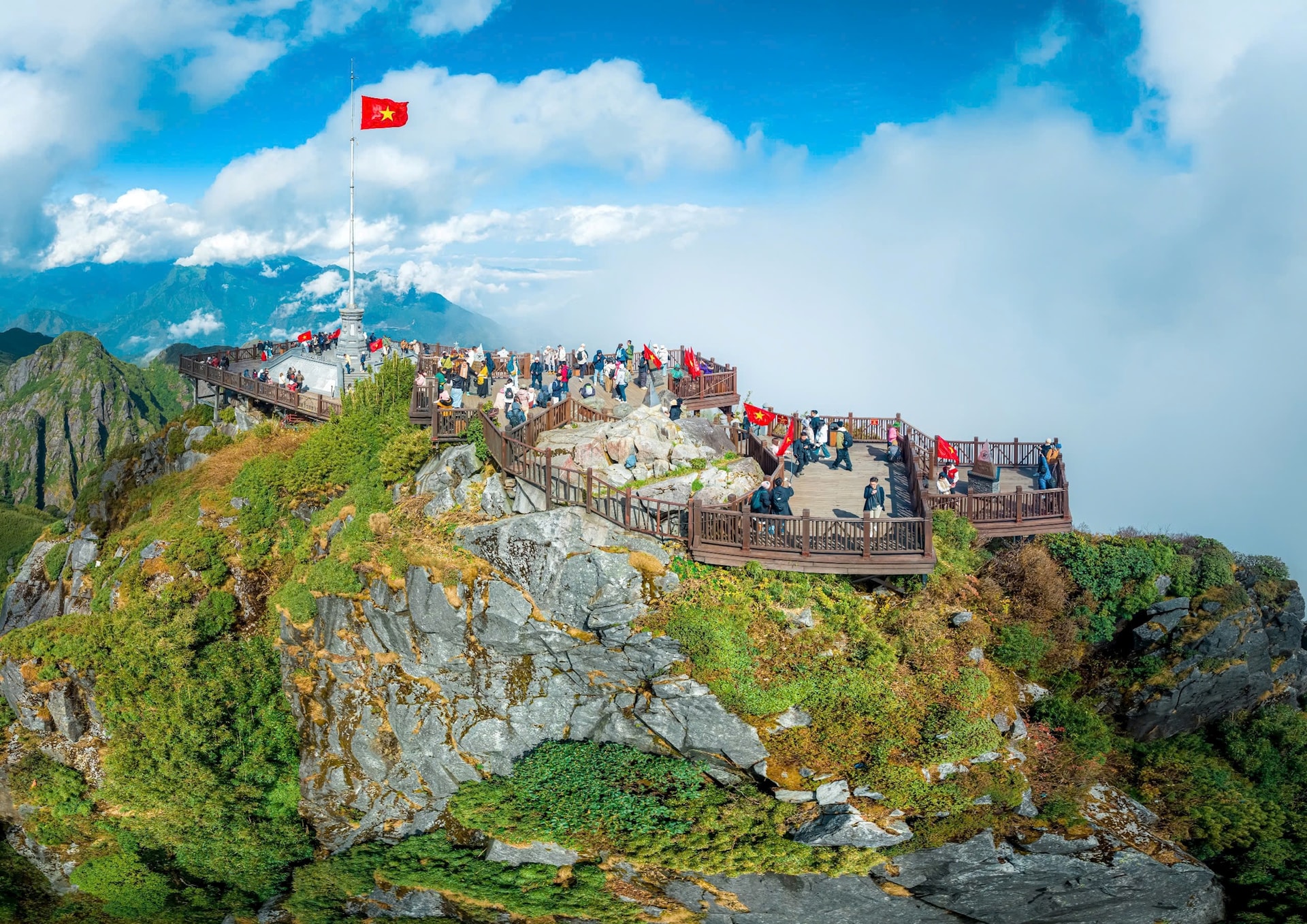 ນັກທ່ອງທ່ຽວທັງພາຍໃນແລະຕ່າງປະເທດໄປຢ້ຽມຢາມຍອດພູຮ່ວາງລຽນເຊີນ, ແຂວງລາວກາຍ.-anh-minh-tu.jpg