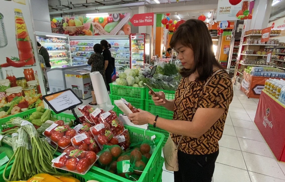 ຜູ້ບໍລິໂພກຕິດຕາມຕົ້ນກໍາເນີດຂອງສິນຄ້າຢູ່ໃນຮ້ານສັບພະສິນຄ້າ Hoan Kiem ward.-anh-do-tam.jpg