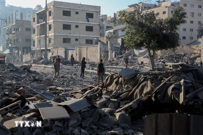 Toà nhà bị phá hủy trong xung đột tại phía Tây thành phố Gaza. (Ảnh: THX/TTXVN)