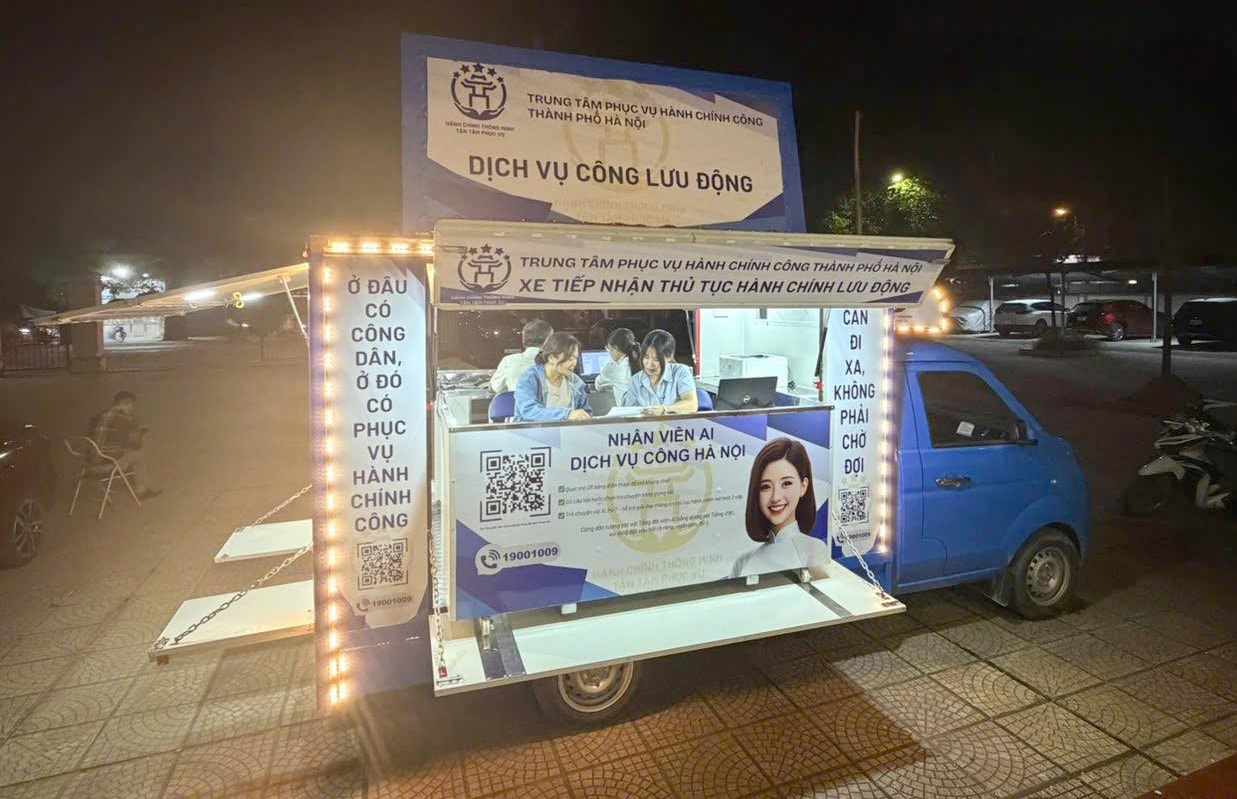 Mô hình “Xe lưu động giải quyết thủ tục hành chính” cho người dân tại thôn Tả Thanh Oai (xã Đại Thanh).