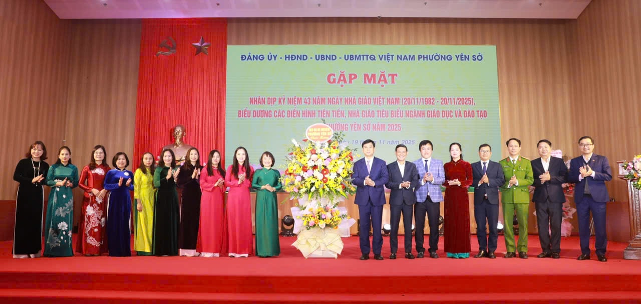 Lãnh đạo phường Yên Sở tặng hoa chúc mừng ngành Giáo dục và Đạo tạo phường Yên Sở. Ảnh: PV