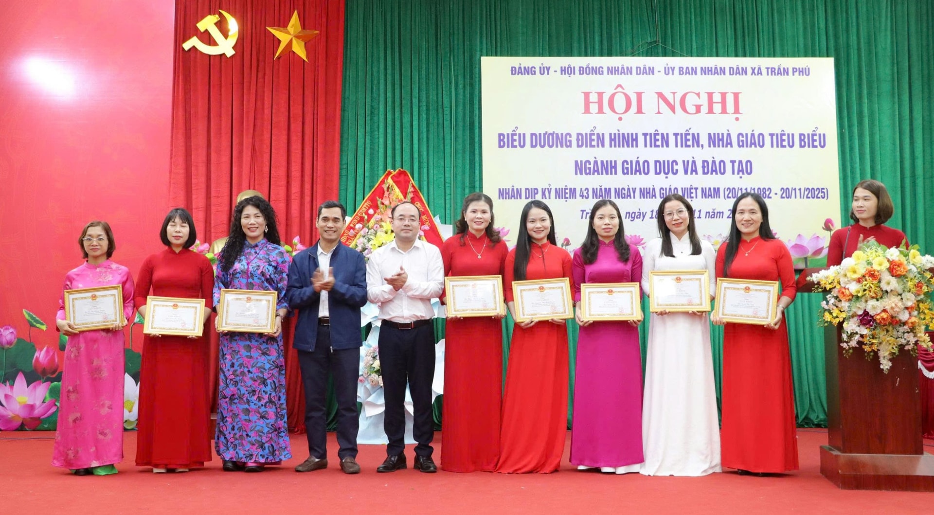 Phó Bí thư Thường trực Đảng ủy Lã Văn Tùng khen thưởng các tập thể, nhà giáo tiêu biểu, mẫu mực. Ảnh: Hồng Đào