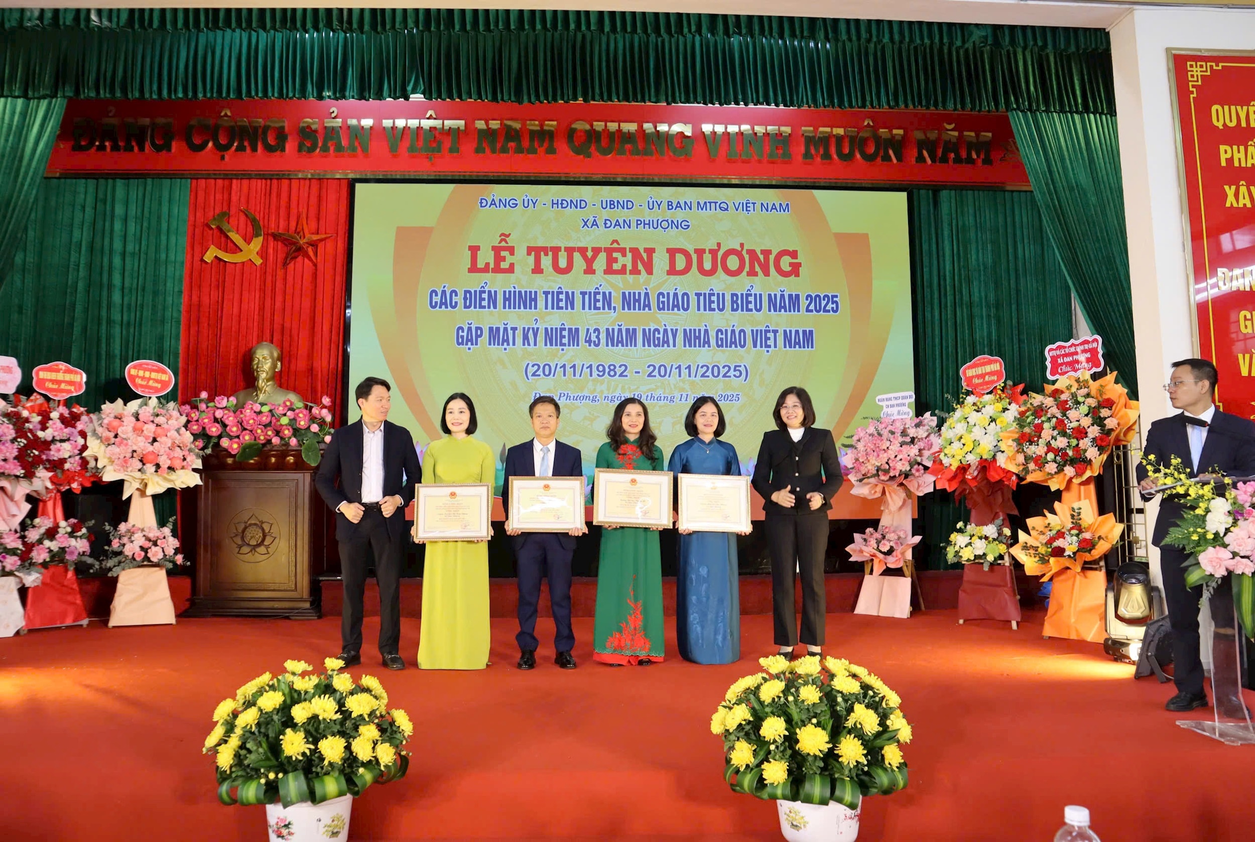 Đại diện Sở Giáo dục và Đào tạo Hà Nội trao Bằng công nhận trường đạt chuẩn quốc gia mức độ 2 cho 3 Trường: Mầm non Đan Phượng, Tiểu học Thượng Mỗ, THCS Đan Phượng và Bằng công nhận trường đạt chuẩn quốc gia mức độ 1 cho Trường Tiểu học thị trấn Phùng. Ảnh: Minh Phú
