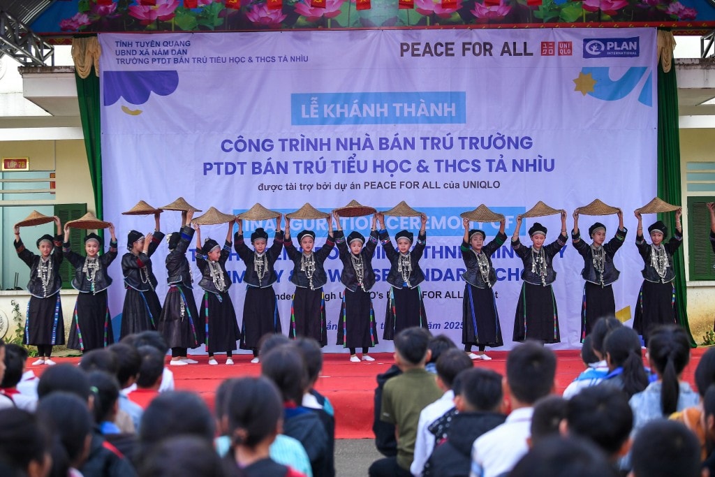 Các em học sinh trường PTDT Bán trú Tiểu học & THCS Tả Nhìu biểu diễn trong chương trình