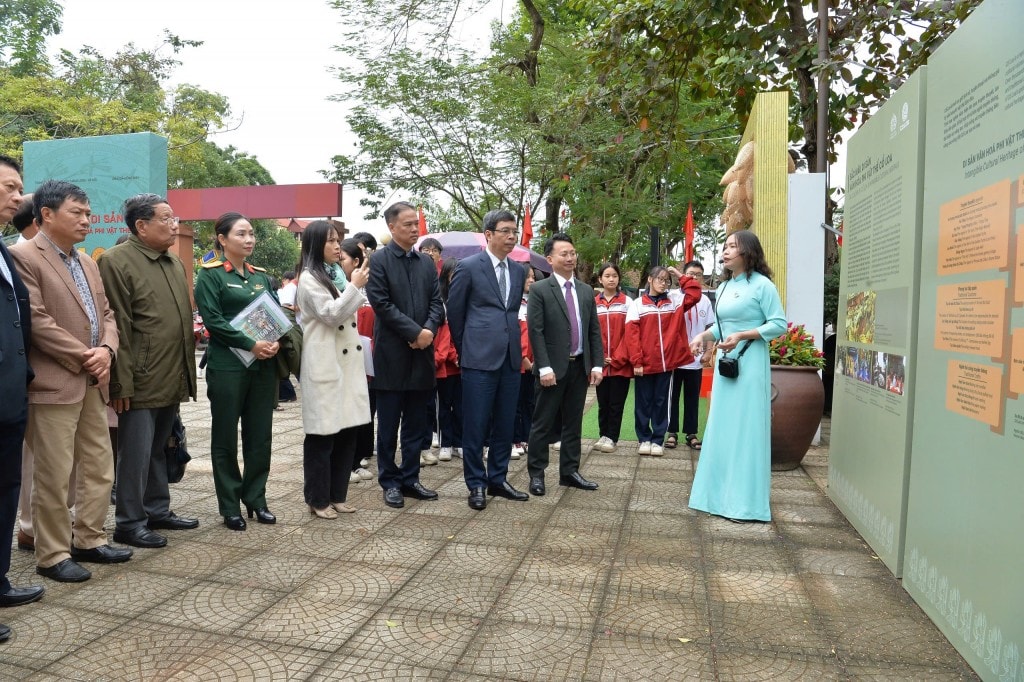 Đại biểu tham quan trưng bày