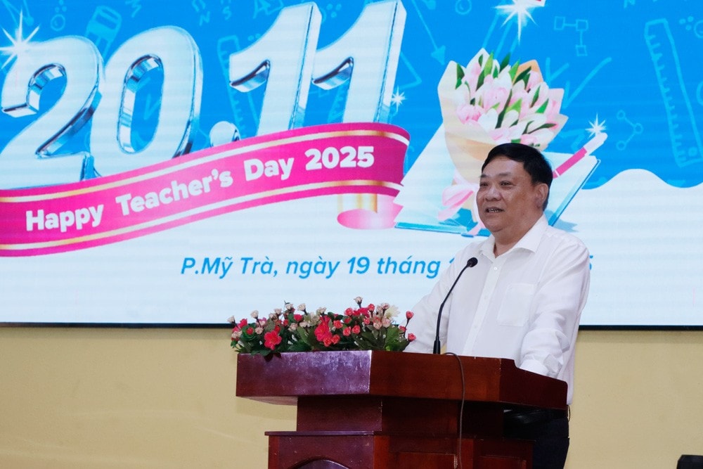 Chủ tịch Ủy ban nhân dân tỉnh Đồng Tháp chúc mừng các thầy, cô giáo