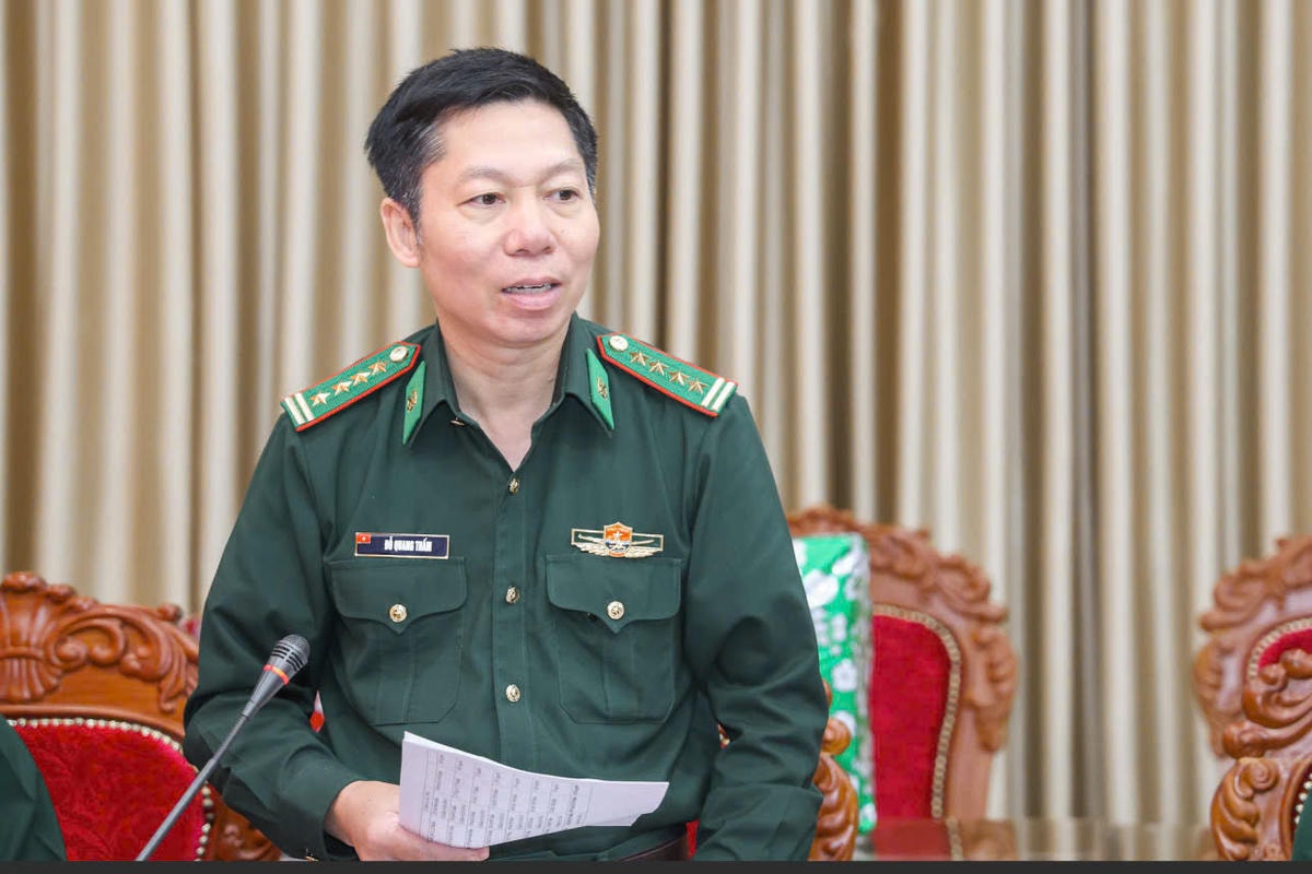 Đại tá Đỗ Quang Thấm, Phó Chính ủy Bộ CHQS tỉnh Đắk Lắk kiêm Chính ủy Ban Chỉ huy Bộ đội Biên phòng tỉnh Đắk Lắk phát biểu tại buổi làm việc. Ảnh: Quang Vinh.