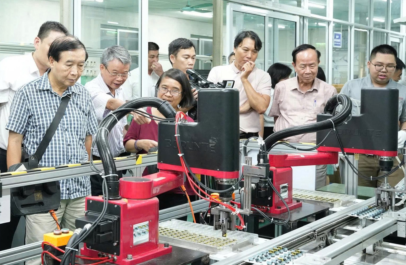 cong-ty-co-phan-bong-den-phich-nuoc-rang-dong-ung-dung-robot-tich-hop-ai-tu-dong-hoa-day-chuyen-san-xuat-de-nang-cao-nang-suat-lao-dong-va-toi-uu-chi-phi-san-xuat..jpg