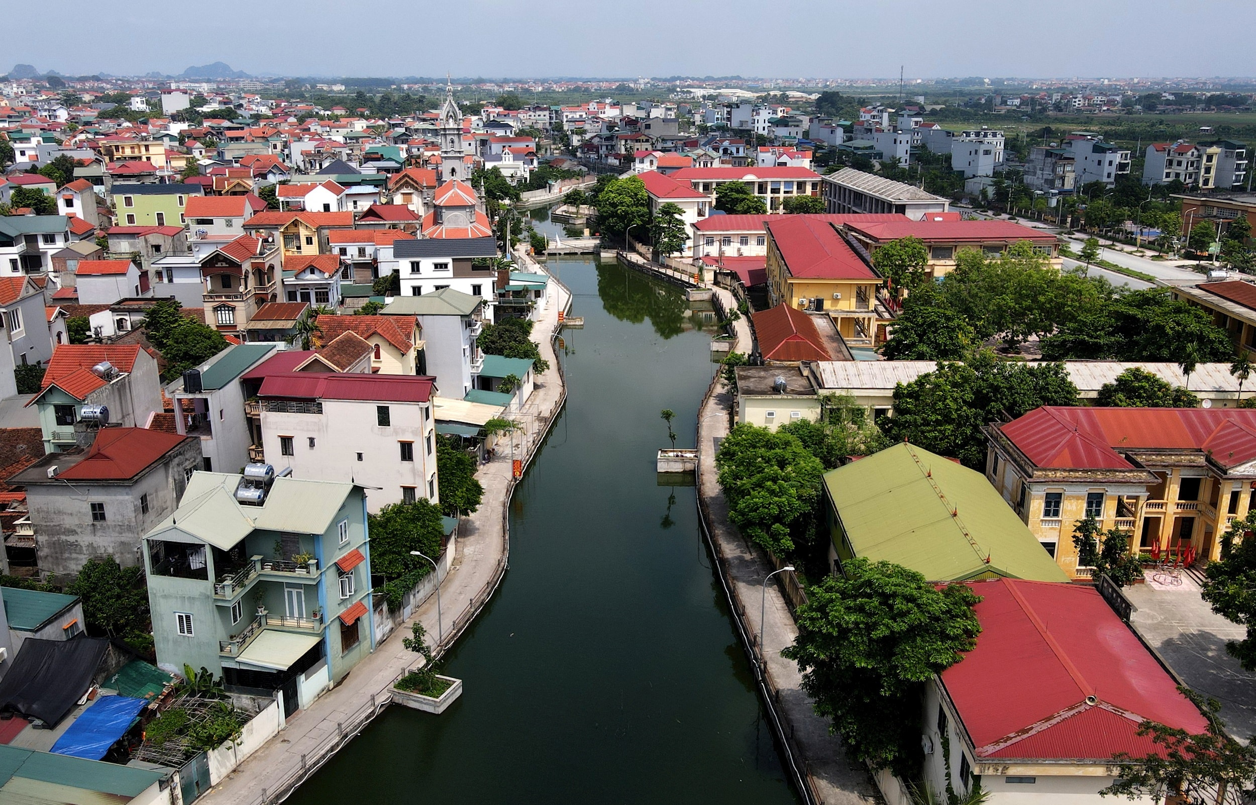 dien-mao-nong-thon-moi-khang-trang-tai-xa-son-dong.-anh-do-tam.jpg