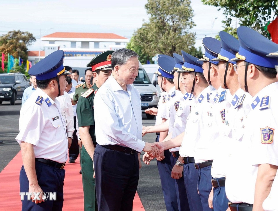 2011-tong-bi-thu-bo-tu-lenh-vung-canh-sat-bien-5.jpg