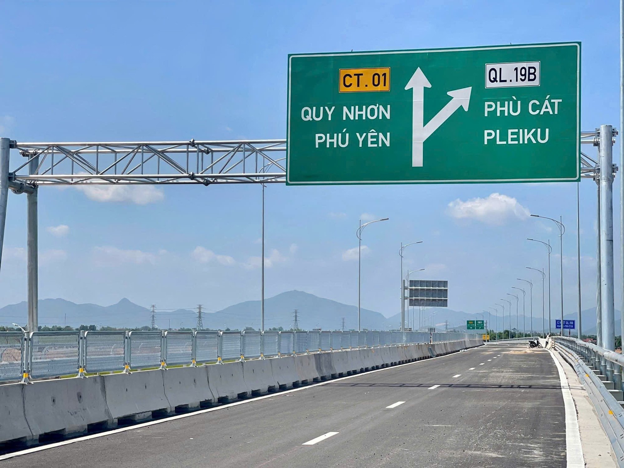 Khẩn trương chuẩn bị Lễ khánh thành, khởi công các công trình lớn chào mừng Đại hội Đảng lần thứ XIV - Ảnh 1.
