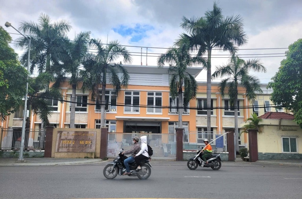 Trụ sở Thành ủy TP Thủ Đức (cũ) trên địa bàn phường Thủ Đức bỏ trống nhiều tháng qua, hiện nay đang được sửa chữa lại (ảnh: Quang Phương)