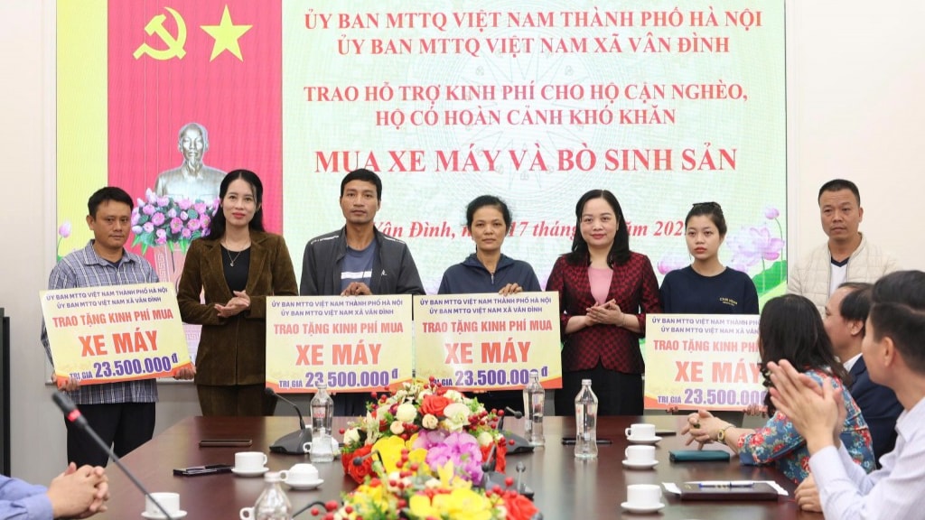 Lãnh đạo Đảng ủy xã Vân Đình trao kinh phí hỗ trợ mua xe máy đến các hộ khó khăn Lãnh đạo Đảng ủy xã Vân Đình trao kinh phí hỗ trợ mua xe máy đến các hộ khó khăn