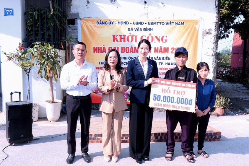 Lãnh đạo xã Vân Đình trao kinh phí hỗ trợ xây nhà Đoàn kết tới ngườ Lãnh đạo xã Vân Đình trao kinh phí hỗ trợ xây nhà Đoàn kết tới ngườ
