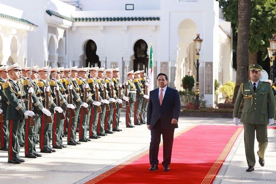 Thủ tướng Phạm Minh Chính duyệt Đội danh dự trước khi hội kiến với Tổng thống Algeria Abdelmadjid Tebboune - Ảnh: VGP/Nhật Bắc