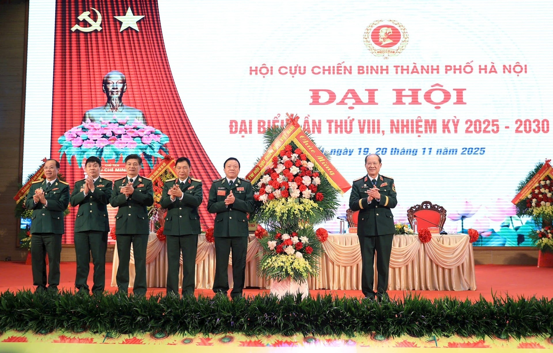 Thượng tướng Bế Xuân Trường, Chủ tịch Hội Cựu chiến binh Việt Nam tặng hoa chúc mừng đại hội. Thượng tướng Bế Xuân Trường, Chủ tịch Hội Cựu chiến binh Việt Nam tặng hoa chúc mừng đại hội.