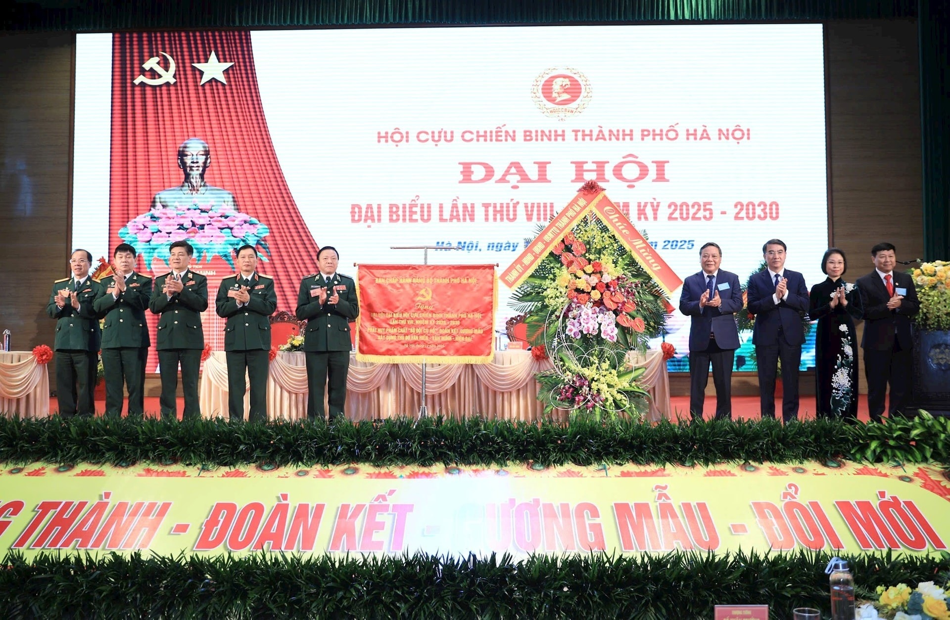 Các đồng chí lãnh đạo thành phố Hà Nội tặng bức trướng của Ban Chấp hành Đảng bộ thành phố và lẵng hoa chúc mừng đại hội Các đồng chí lãnh đạo thành phố Hà Nội tặng bức trướng của Ban Chấp hành Đảng bộ thành phố và lẵng hoa chúc mừng đại hội