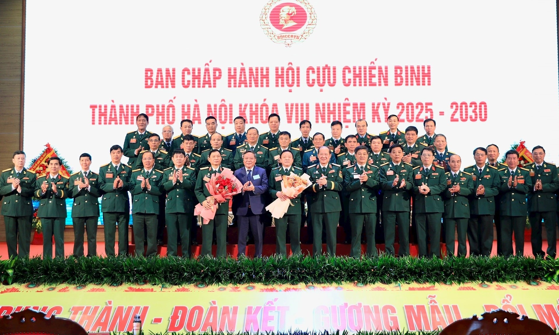 Thượng tướng Bế Xuân Trường, Chủ tịch Hội Cựu chiến binh Việt Nam và Phó Bí thư Thường trực Thành ủy Hà Nội Nguyễn Văn Phong tặng hoa chúc mừng Ban Chấp hành Hội Cựu chiến binh thành phố khoá VII Thượng tướng Bế Xuân Trường, Chủ tịch Hội Cựu chiến binh Việt Nam và Phó Bí thư Thường trực Thành ủy Hà Nội Nguyễn Văn Phong tặng hoa chúc mừng Ban Chấp hành Hội Cựu chiến binh thành phố khoá VII