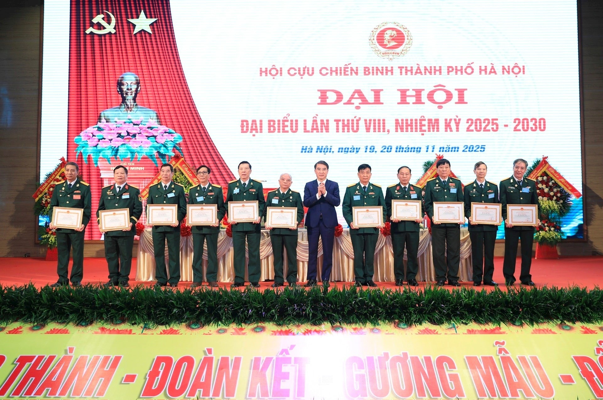 Phó Chủ tịch UBND thành phố Hà Nội Nguyễn Xuân Lưu trao Bằng khen của Chủ tịch UBND thành phố Hà Nội tặng các cá nhân có thành tích xuất sắc Phó Chủ tịch UBND thành phố Hà Nội Nguyễn Xuân Lưu trao Bằng khen của Chủ tịch UBND thành phố Hà Nội tặng các cá nhân có thành tích xuất sắc