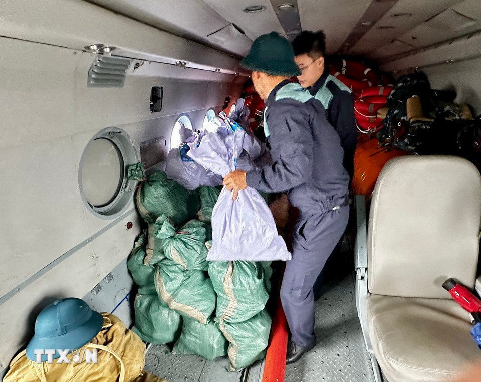 Hàng hóa, lương thực, thực phẩm, nhu yếu phẩm được vận chuyển, sắp xếp lên máy bay. (Ảnh: Trần Lê Lâm/TTXVN)