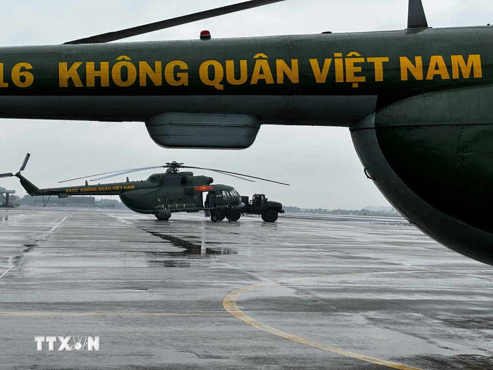 Hai máy bay sẵn sàng cất cánh để chuyển hàng cứu trợ đến người dân các tỉnh Nam Trung Bộ. (Ảnh: Trần Lê Lâm/TTXVN)