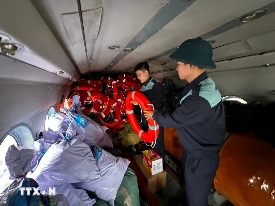 Lương thực, thực phẩm và nhu yếu phẩm được sắp xếp lên máy bay để chuyển tới hỗ trợ người dân vùng lũ. (Ảnh: Trần Lê Lâm/TTXVN)