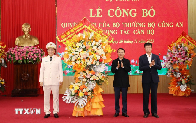 Thường trực Tỉnh ủy Ninh Bình chúc mừng đồng chí tân Giám đốc Công an tỉnh. (Ảnh: Đức Phương/TTXVN) ttxvn-ninh-binh-2.jpg