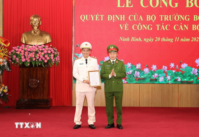 Lãnh đạo Bộ Công an trao quyết định Thượng tá Cù Quốc Thắng, Giám đốc Công an tỉnh Ninh Bình. (Ảnh: Đức Phương/TTXVN) ttxvn-ninh-binh-1.jpg