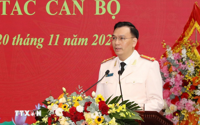 Thượng tá Cù Quốc Thắng, tân Giám đốc Công an tỉnh Ninh Bình, phát biểu nhận nhiệm vụ lễ công bố và trao quyết định. (Ảnh: Đức Phương/TTXVN) ttxvn-ninh-binh.jpg