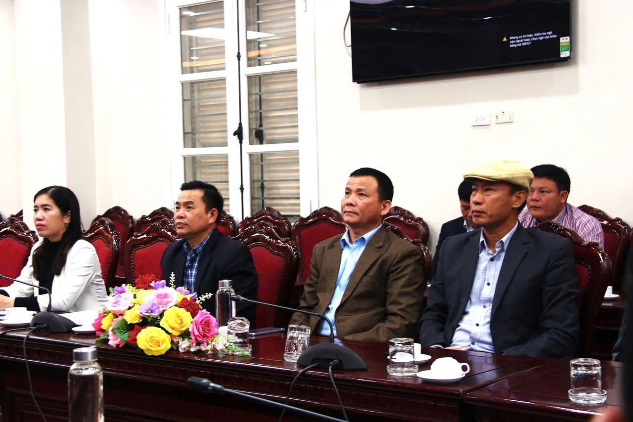 The conference was connected online from the Thach That commune bridge.