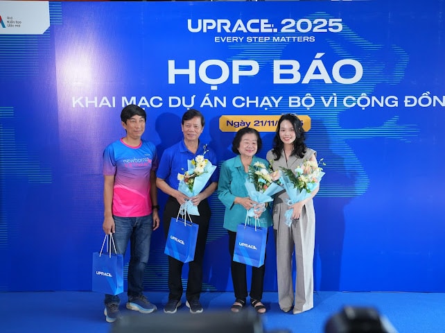 Đại diện VNG cùng các quỹ tham gia đồng hành với giải chạy UpRace 2025. Ảnh: VNG