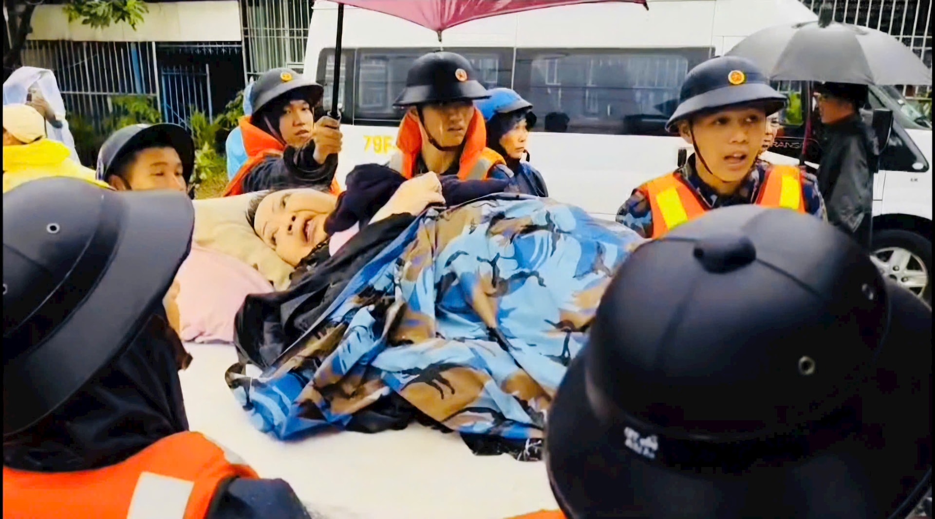 Marinesoldaten opfern sich in Friedenszeiten, um Menschen in Überschwemmungsgebieten zu retten. Foto: Marine