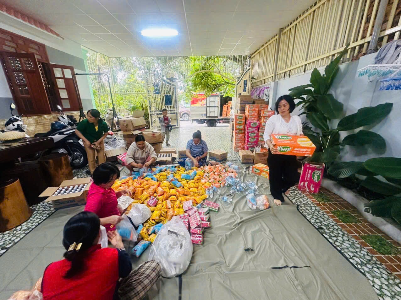 Die Frauenvereinigung der Marine kümmert sich um die Verteilung von Hilfsgütern in die Überschwemmungsgebiete. Foto: Marine